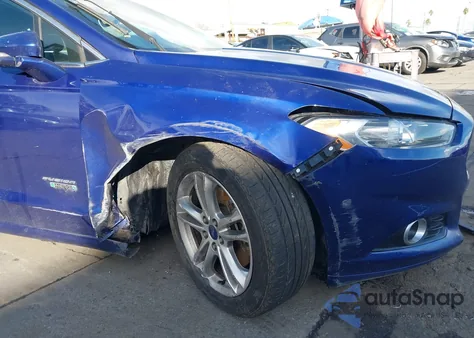 2016 Ford Fusion Energi Titanium z USA, uszkodzony, nr VIN 3FA6P0SU0GR235942